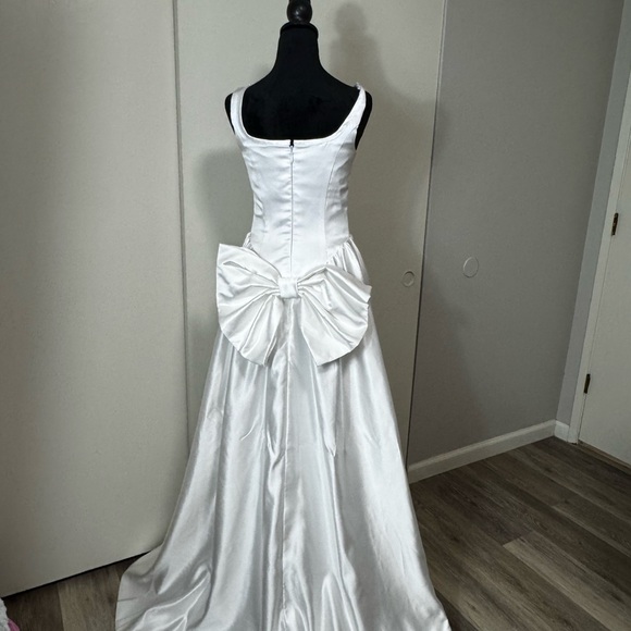 Elegant White Satin Gown - Picture 6 of 6